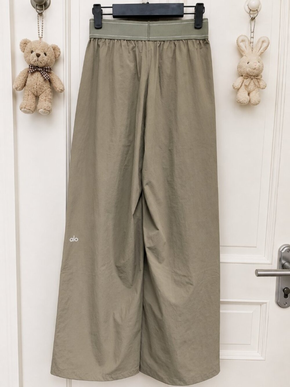 NWT Alo Yoga Suit Up Trouser Olive🌲Everyday Closet Staple🥪Regular Limited - Picture 2 of 5